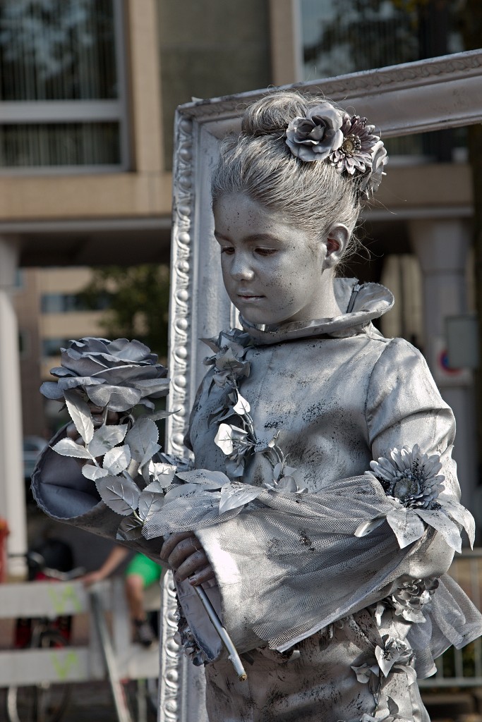 living statue levend standbeeld evenement event festival festiviteit kunst art straatkunst streetart artiest beeld beeldhouwwerk sculpture sculptuur